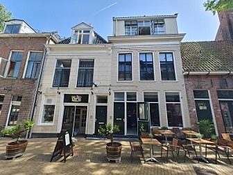 De sfeervolle gevel en terras van restaurant Eetbar Luke waar je zomers heerlijk kan dineren